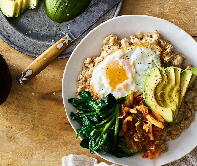 Bowl de avena con aguacate, huevo frito y kale/espinaca