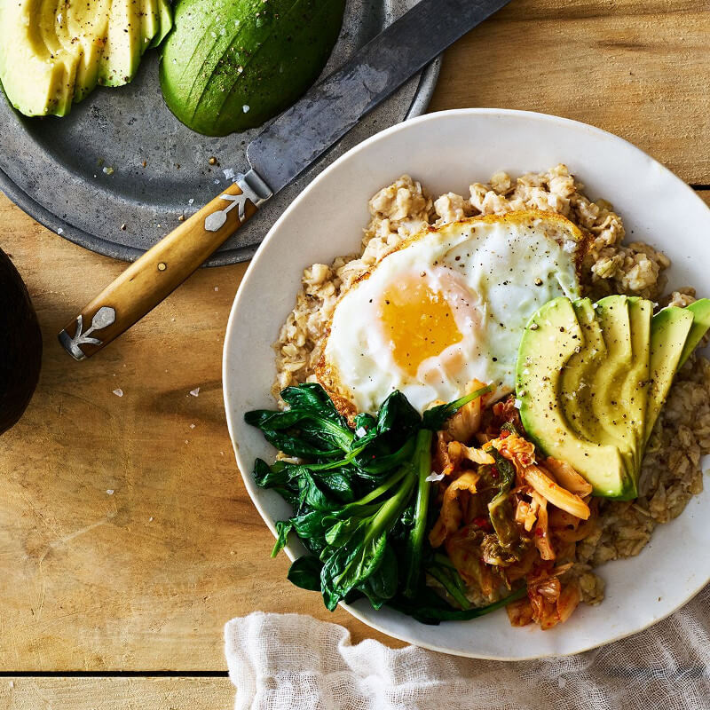 Bowl de avena con aguacate, huevo frito y kale/espinaca