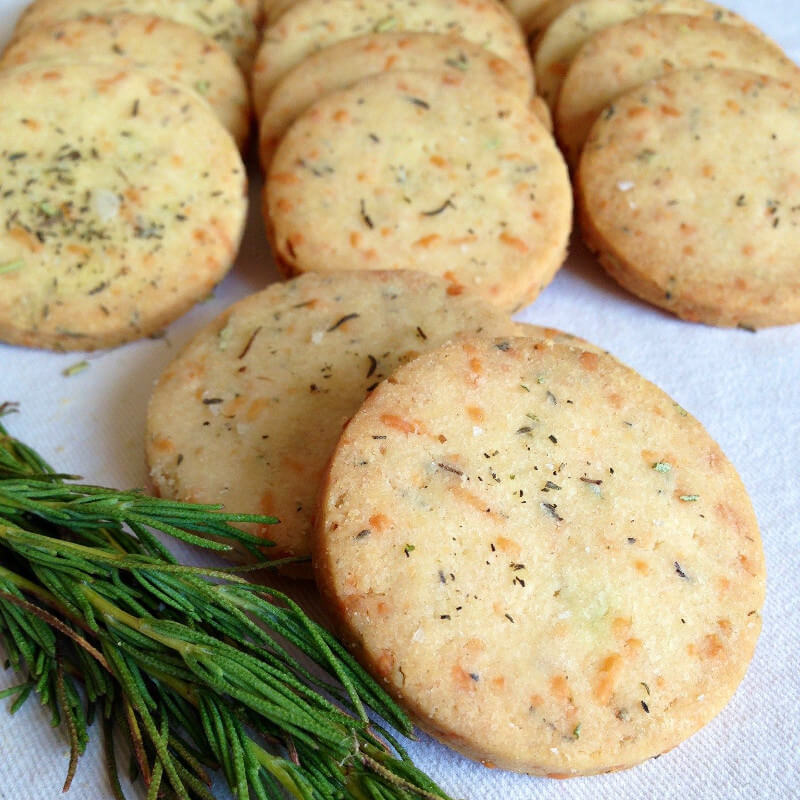 Galletas de avena saladas con parmesano y romero